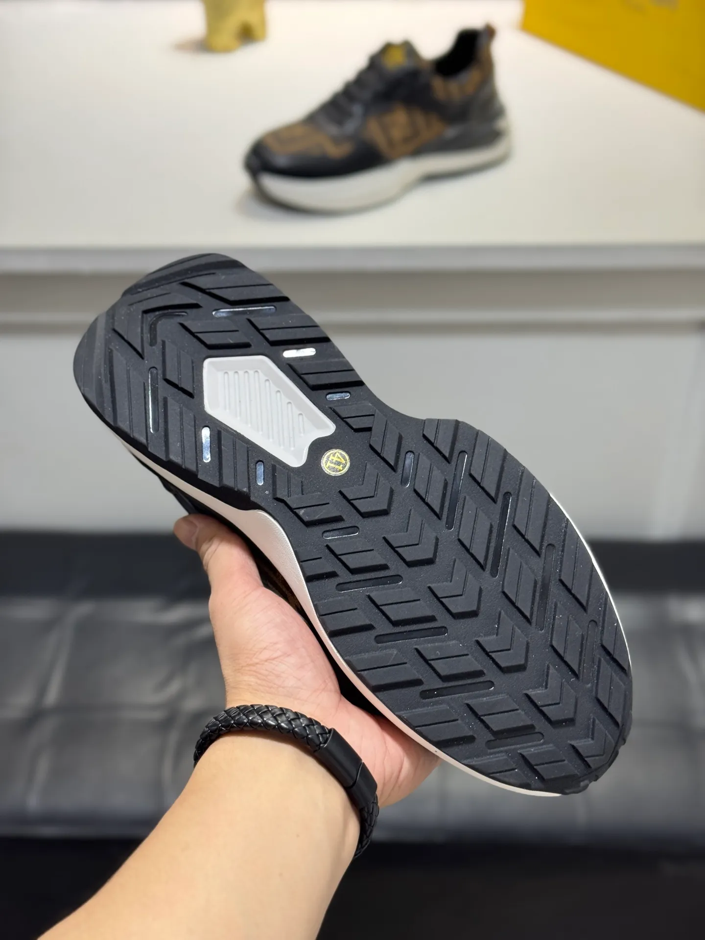 Men's shoes 💰440 [New style] 🐛🐛FENDI* Fendi! Purchasing agent level🔥hot style, the upper is made of cowhide➕canvas, and the lightweight non-slip outsole. Top quality in the market, personally performed by many celebrities, fashionable and popular, versatile and popular, simple yet tasteful, a must-have for fashionistas, exuding a fashionable and casual atmosphere, fashion is at your feet, wear it with confidence. Size: 38-44 (45 customized